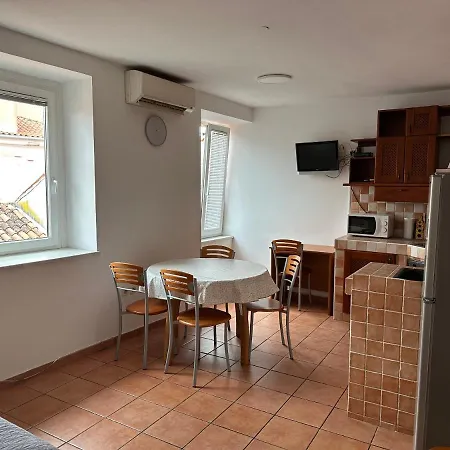 호스텔 뮤지엄 *