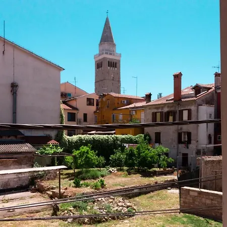 호스텔 뮤지엄 *