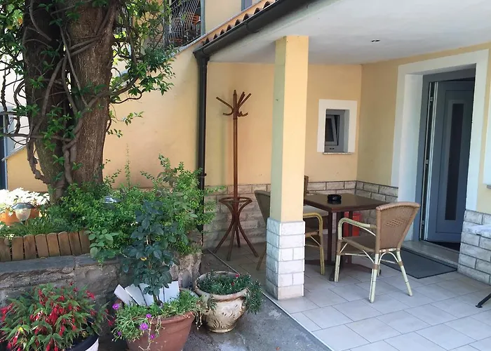 호스텔 뮤지엄 *